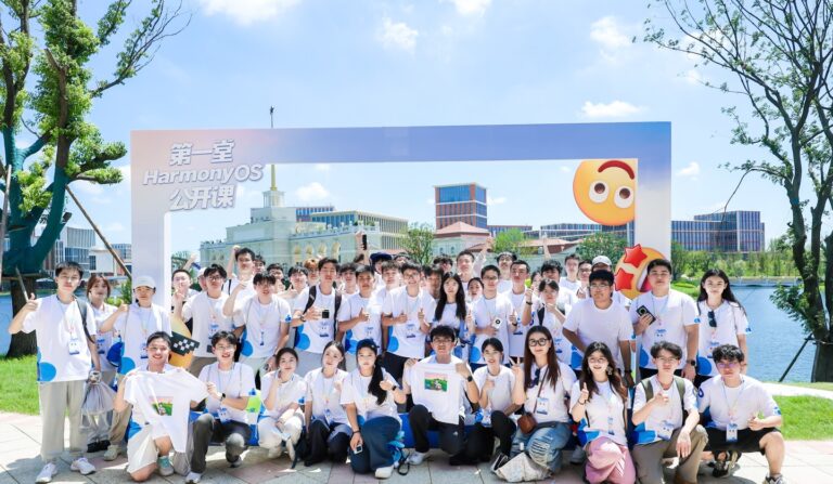 华为开讲2025首堂HarmonyOS公开课，培养鸿蒙未来人才