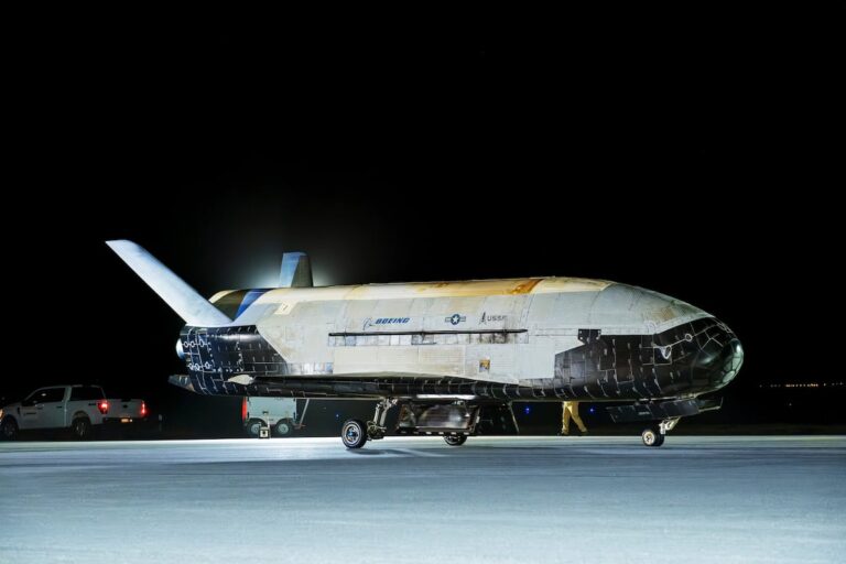 下月，美国太空军将发射第八架X-37B空天飞机