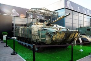 俄罗斯BMP-3步兵战车升级新发动机，提升机动性能