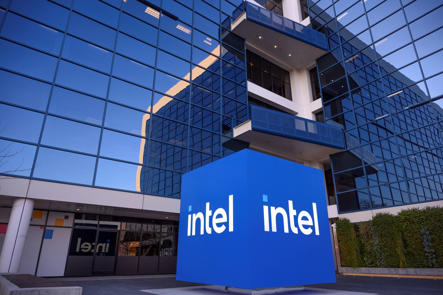 英特尔CFO：近期无为代工业务引入投资者计划，需外部订单支持Intel 14A
