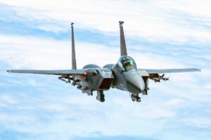 F-15E战斗机在日本降落时轮胎脱落，安全着陆