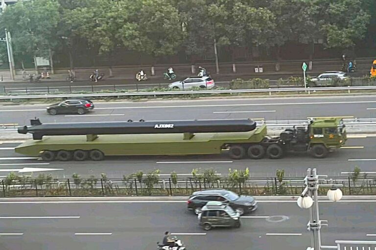 中国将展示新型大型无人潜航器，亮相即将举行的大阅兵