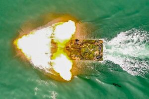 中国沿海实弹演习，ZTD-05两栖坦克模拟登陆作战