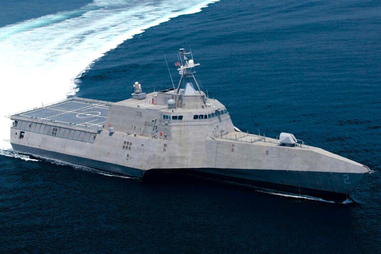 美军战舰驶近黄岩岛，应对中菲海上危机