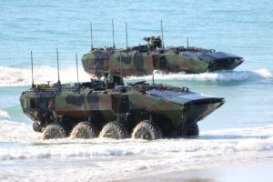 美国海军陆战队与老盟友在澳大利亚海滩联合训练，启用新型装备