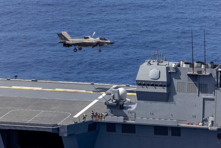 英美F-35B战机首次从日本航母加贺号联合起飞