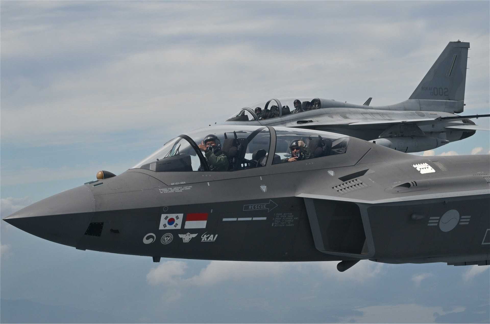 阿联酋国防副部长试飞韩国KF-21战机，兴趣浓厚