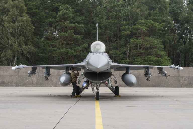 波兰F-16战机将获电子战系统升级