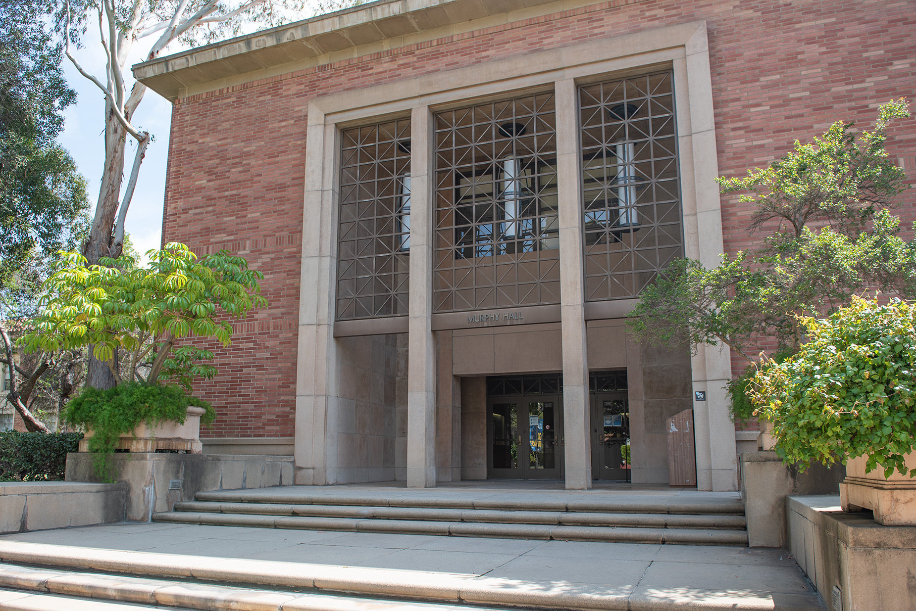 UCLA推出AI助手解答招生财务问题