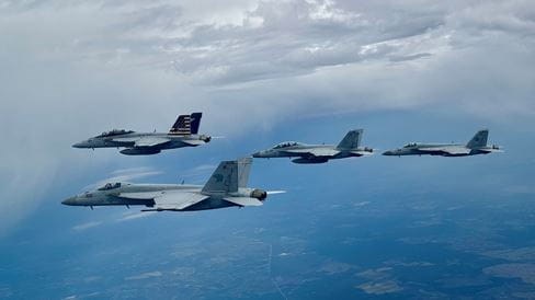 雷神完成FA-18EF超级大黄蜂先进电子战原型评审