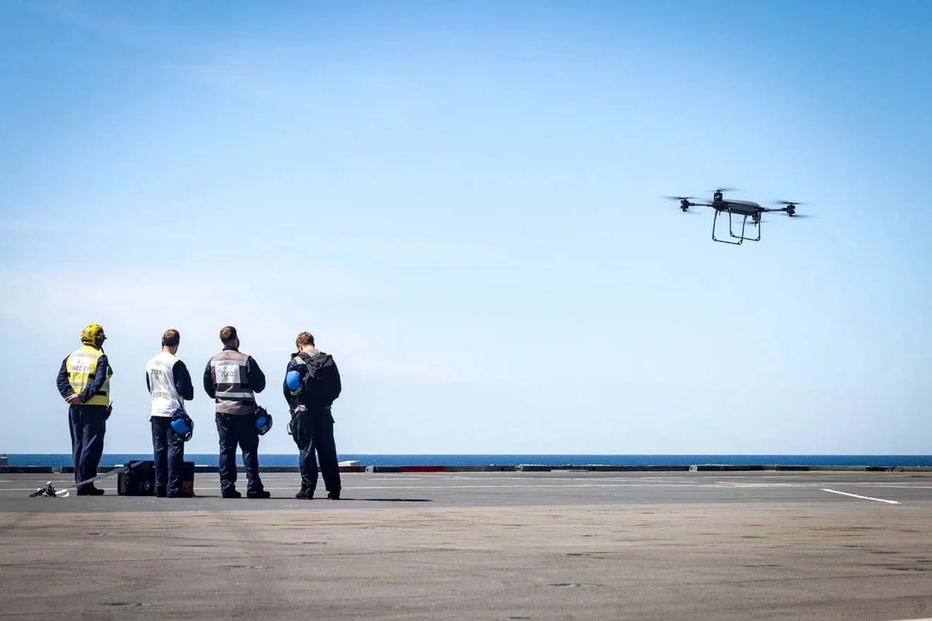 英航母编队演练无人机物资运送