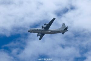 中国首秀三型Y-9特种机编队飞行挑战美国海空优势