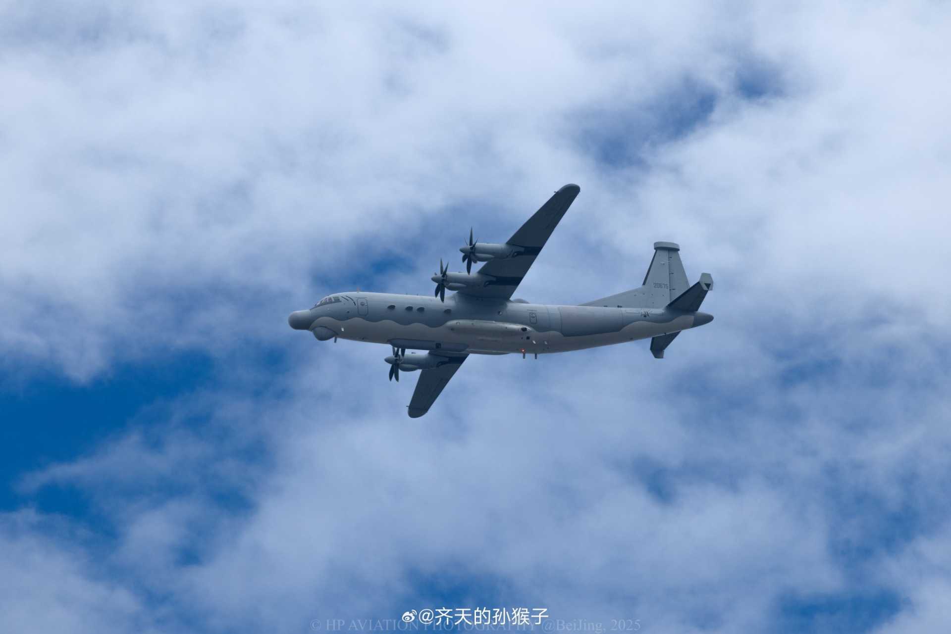 中国首秀三型Y-9特种机编队飞行挑战美国海空优势