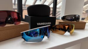 Meta联手Oakley推出智能运动眼镜Vanguard，专为极限运动设计
