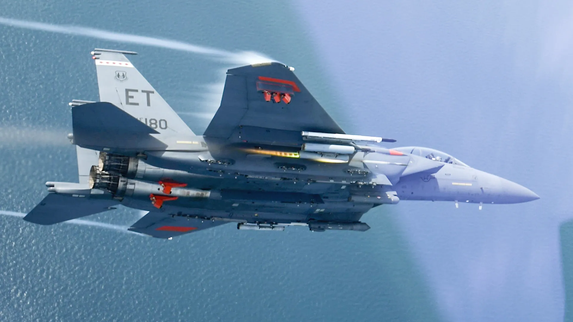 F-15E发射激光制导火箭击落无人机