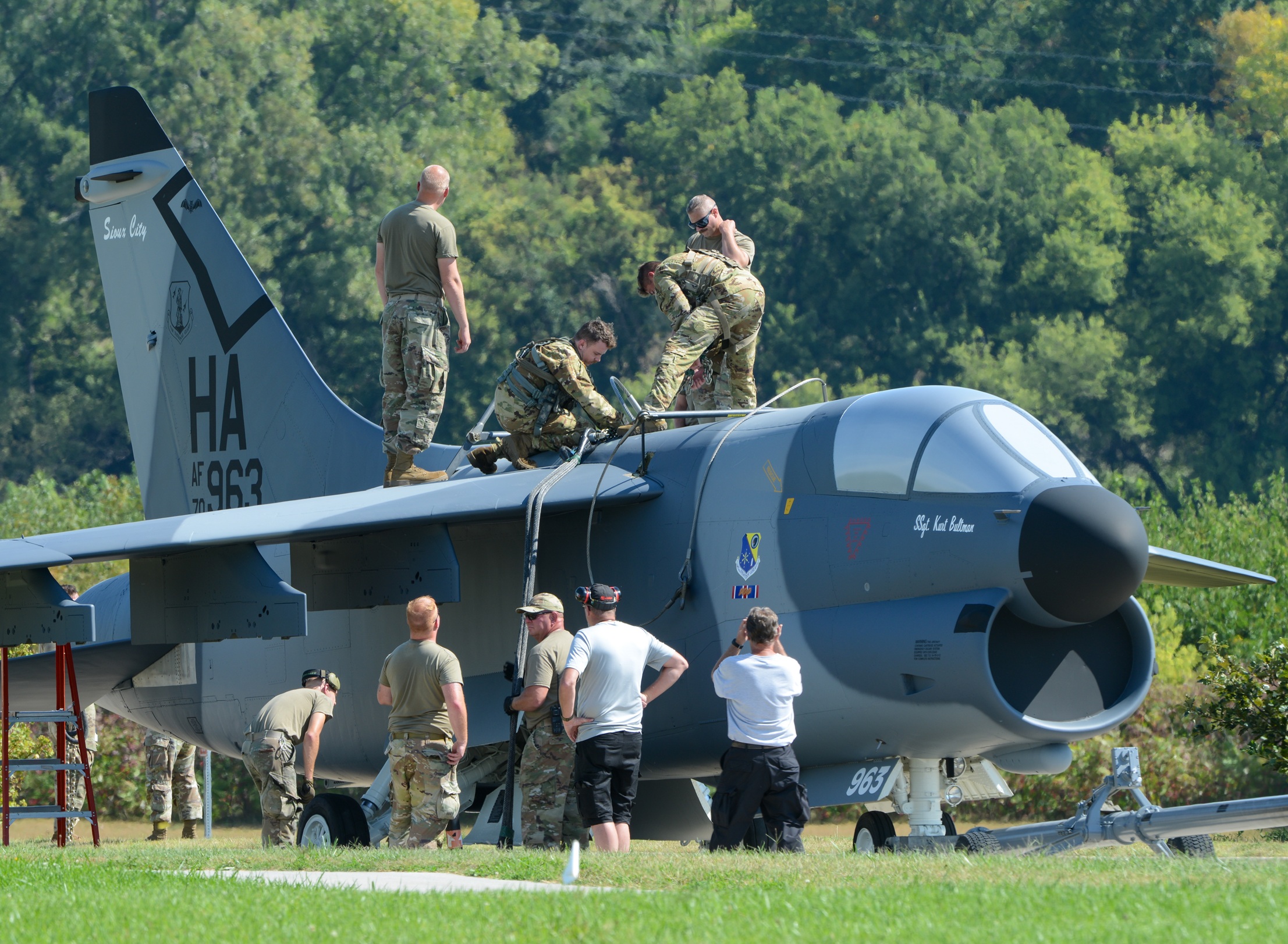 美军直升机空中吊运退役战斗机跨越密苏里河