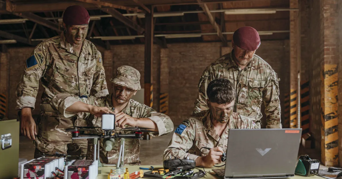 伞兵首训无人机作战，精准打击敌目标