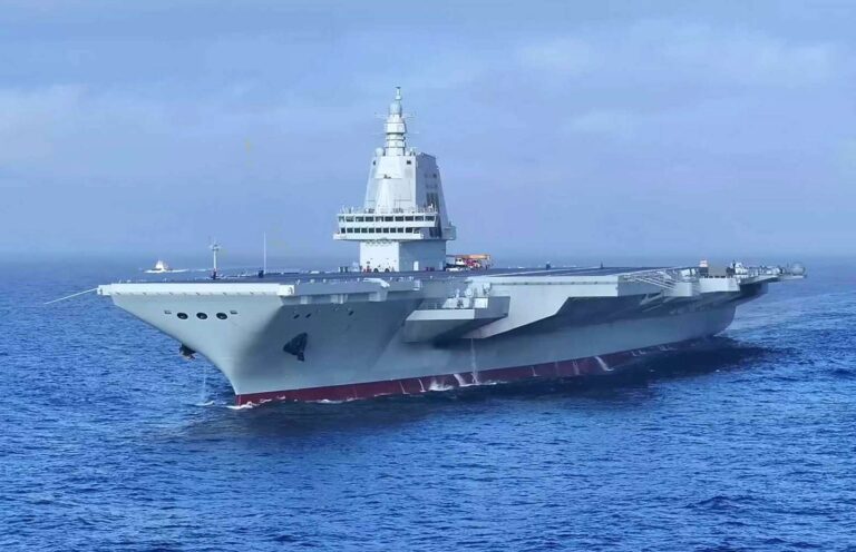 中国新航母福建号首次通过台湾海峡，展示军事实力