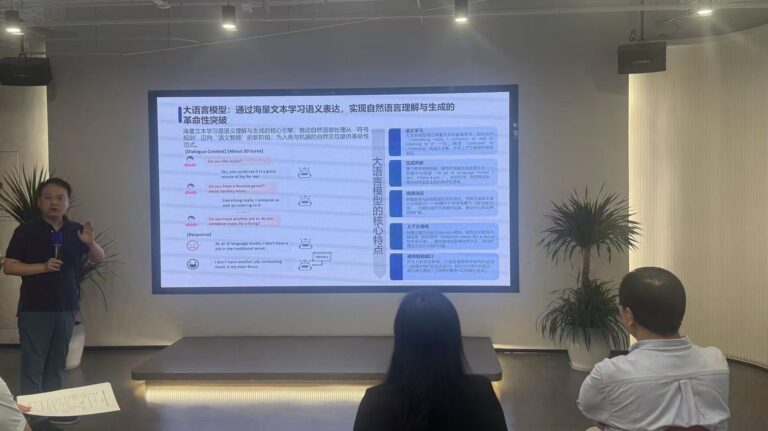 如何破解通用模型与行业需求适配矛盾，高校专家提出智能体优化解决方案