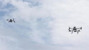 乌克兰无人机袭击俄罗斯大型炼油厂引发火灾