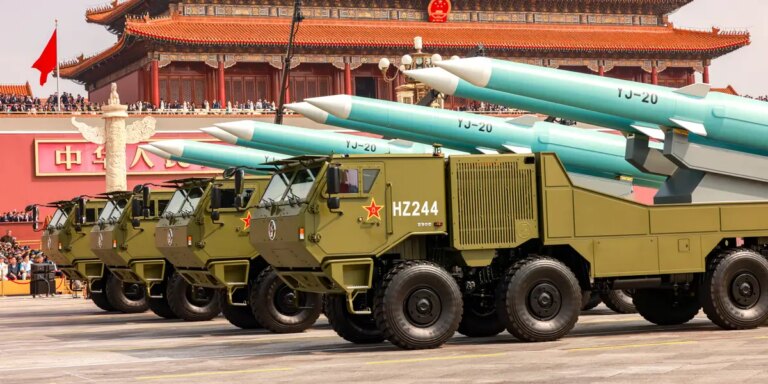 中国展示高科技武器，包括深海无人机和先进导弹