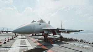 中国海军新型舰载机首次电磁弹射成功