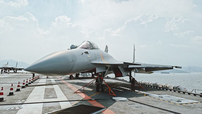 中国海军新型舰载机首次电磁弹射成功