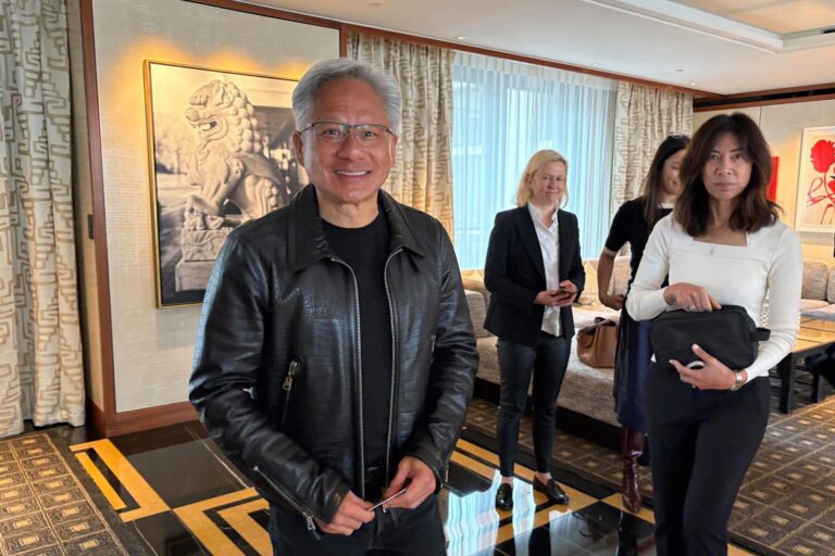 英伟达投资50亿美元携手英特尔，共同推进AI与PC发展