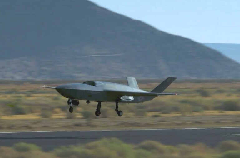 美军新型无人机YFQ-42A首飞成功，开启协同作战新时代