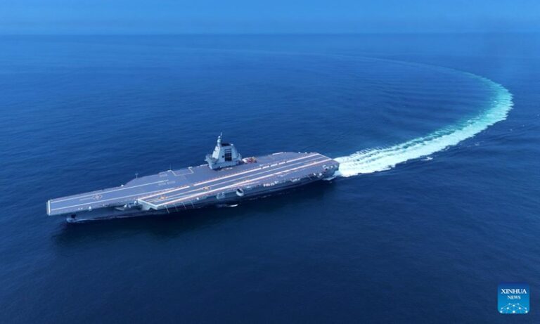 福建号航母通过台湾海峡赴南海测试训练，官方回应