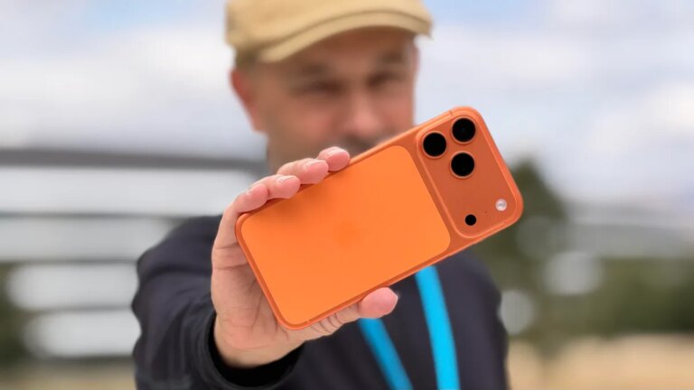 苹果发布iPhone 17两大AI新功能，自拍相机智能变焦与AirPods实时翻译
