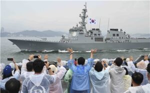 韩国海军展示80周年纪念舰队实力