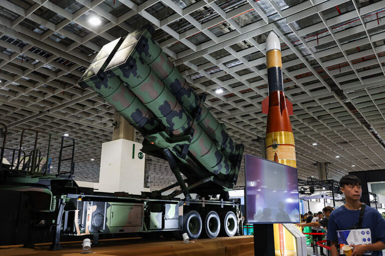 台湾防务展规模扩大，展示新型武器应对中国威胁