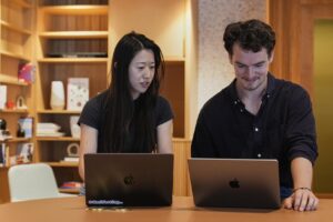 AICoding助手改变软件工程师工作方式，引发行业竞争