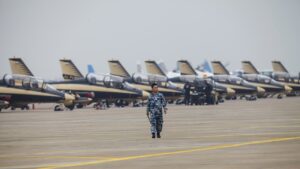 中国空军展现新实力：国产五代机挑战美俄