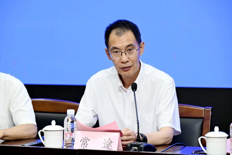 曾被质疑也有焦虑，这位上海援青校长为高原孩子点亮AI火种