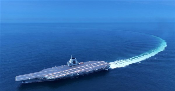 中国第三航母通过台湾海峡，彰显对美制衡潜力