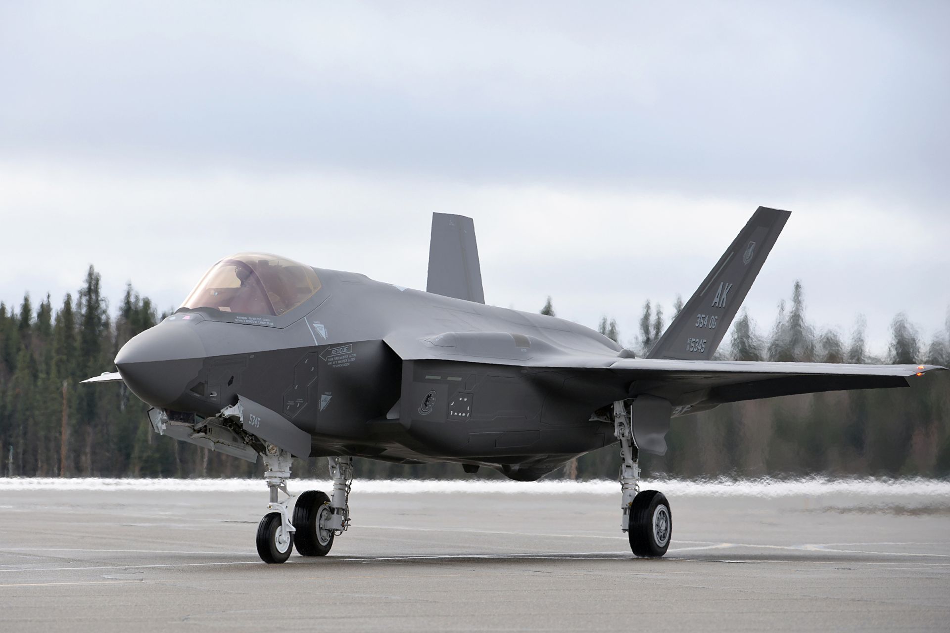 加拿大面临F-35采购决定，美国压力加剧