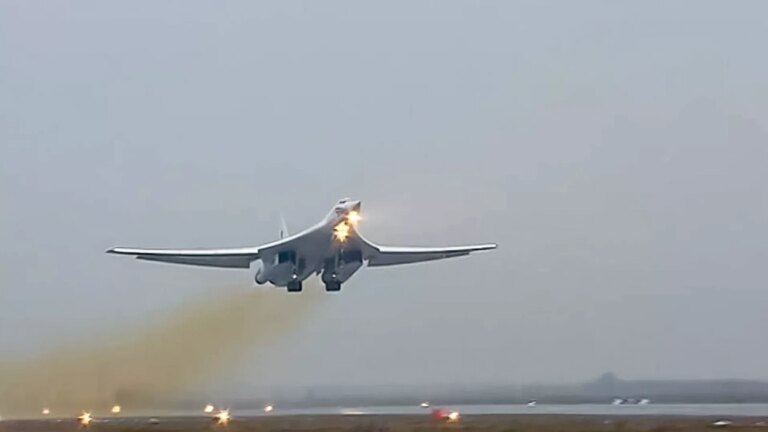 俄Tu-160轰炸机参加“西方-2025”军演，演练发射巡航导弹