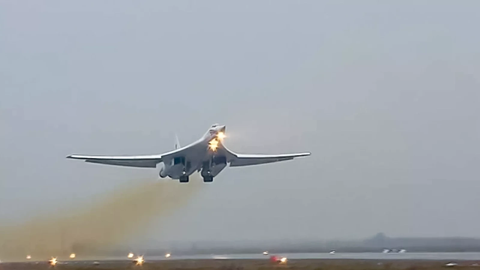 俄Tu-160轰炸机参加“西方-2025”军演，演练发射巡航导弹