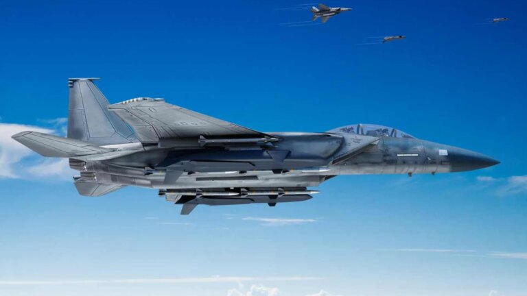 F-15发射长射程无人机携带空对空导弹