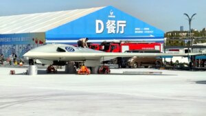 中国新型双发飞翼无人机亮相