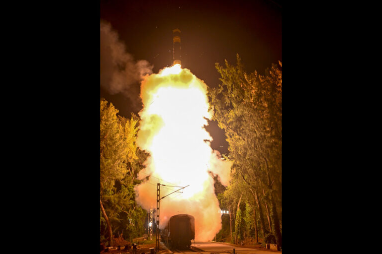 印度成功试射新型Agni-Prime导弹，铁路机动发射平台首次亮相