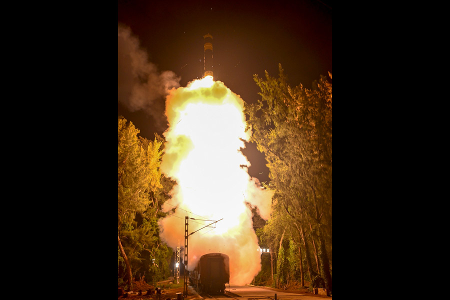 印度成功试射新型Agni-Prime导弹，铁路机动发射平台首次亮相