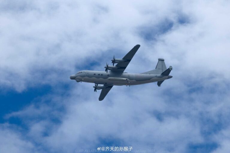 中国三型Y-9特种机首度编队飞行挑战美海空优势
