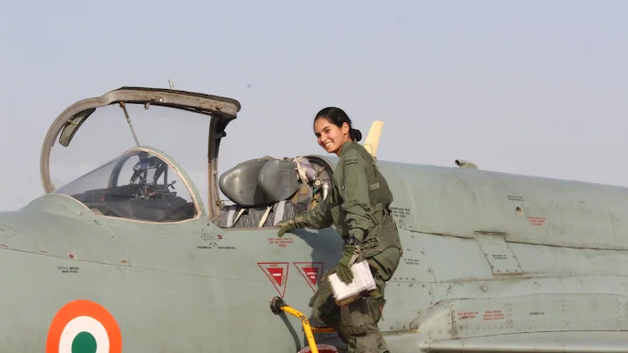 女飞行员驾MiG-21退役，印度空军新篇章
