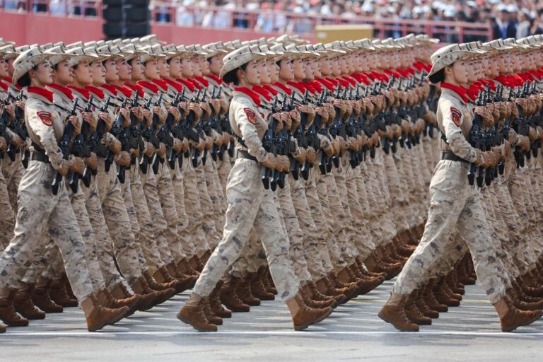 中国展示新型导弹与激光武器，彰显军事实力