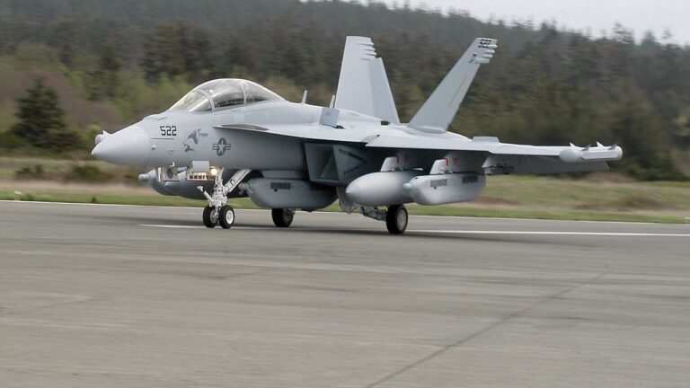 电子战利器：EA-18G如何改变美军战略格局