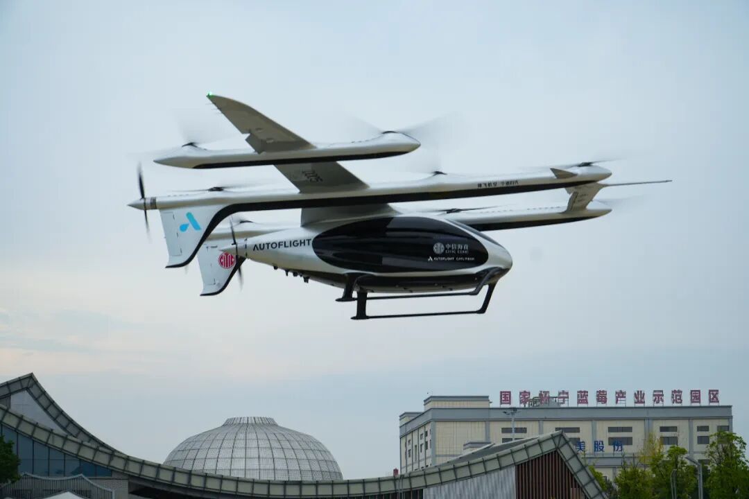 全球首次！我国 2 吨级无人驾驶电动垂直起降航空器完成低空无人跨城运货