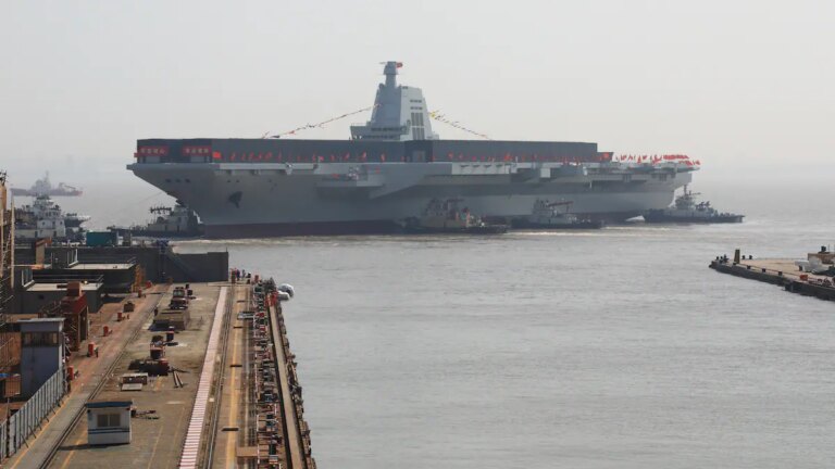 中国新型航母福建号穿越台湾海峡进行海试